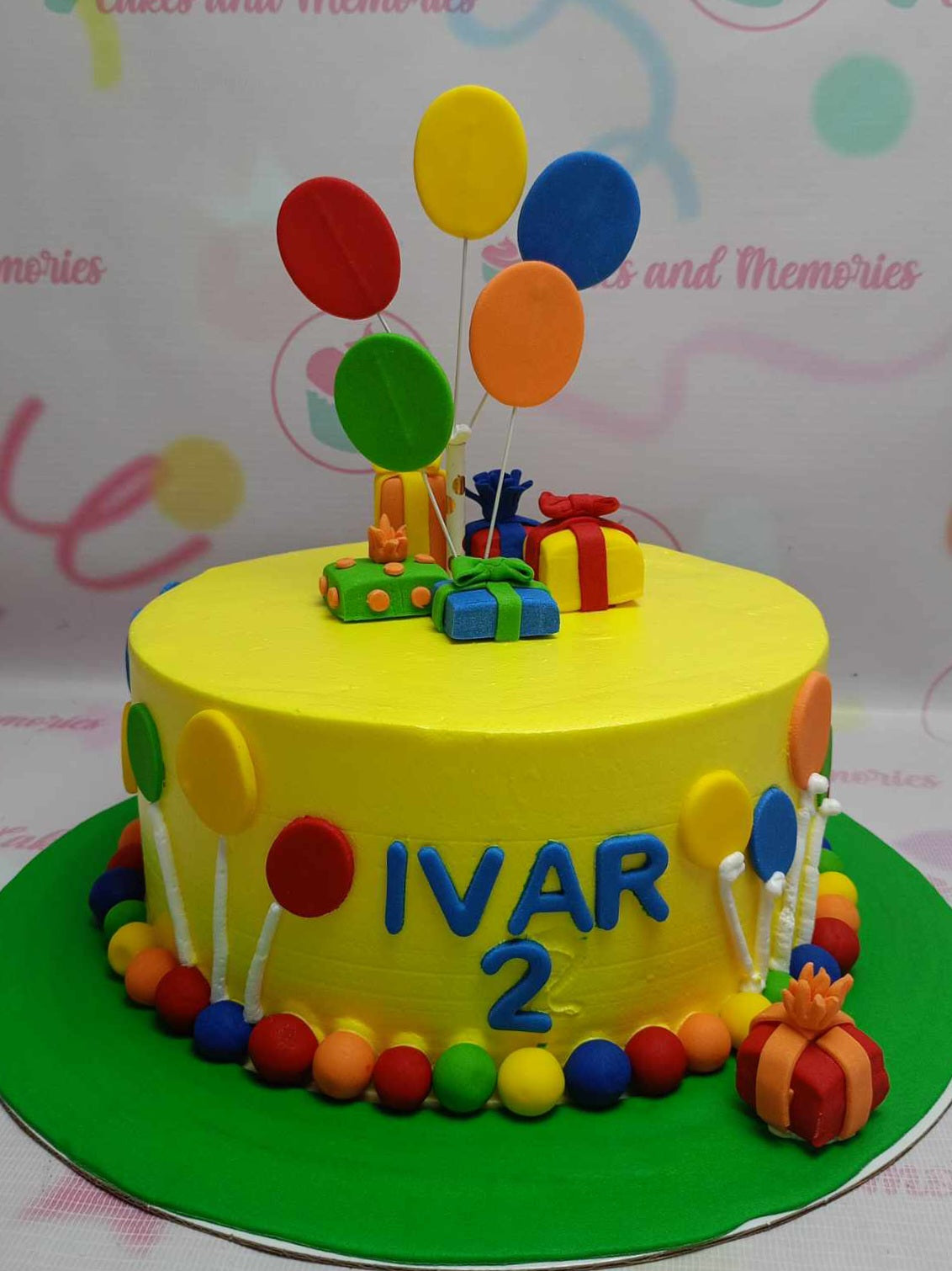 A vibrant yellow balloon cake featuring colorful balloons and whimsical designs inspired by Pixar's "Up" showcases Carl and Russell ready for adventure. This delightful 1-tier cake is perfect for celebrating special moments, making it an ideal centerpiece for any cheerful occasion.