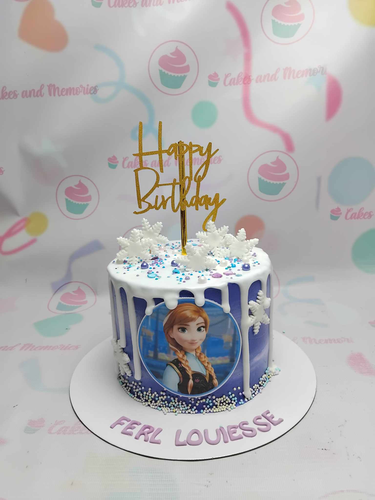 Celebrate your child's birthday with our stunning Frozen cake featuring blue and purple hues, adorned with whimsical snowflakes and beloved characters Anna and Olaf. This delightful one-tier design perfectly captures the magic of Disney Princesses, making it a perfect centerpiece for any Frozen-themed celebration.