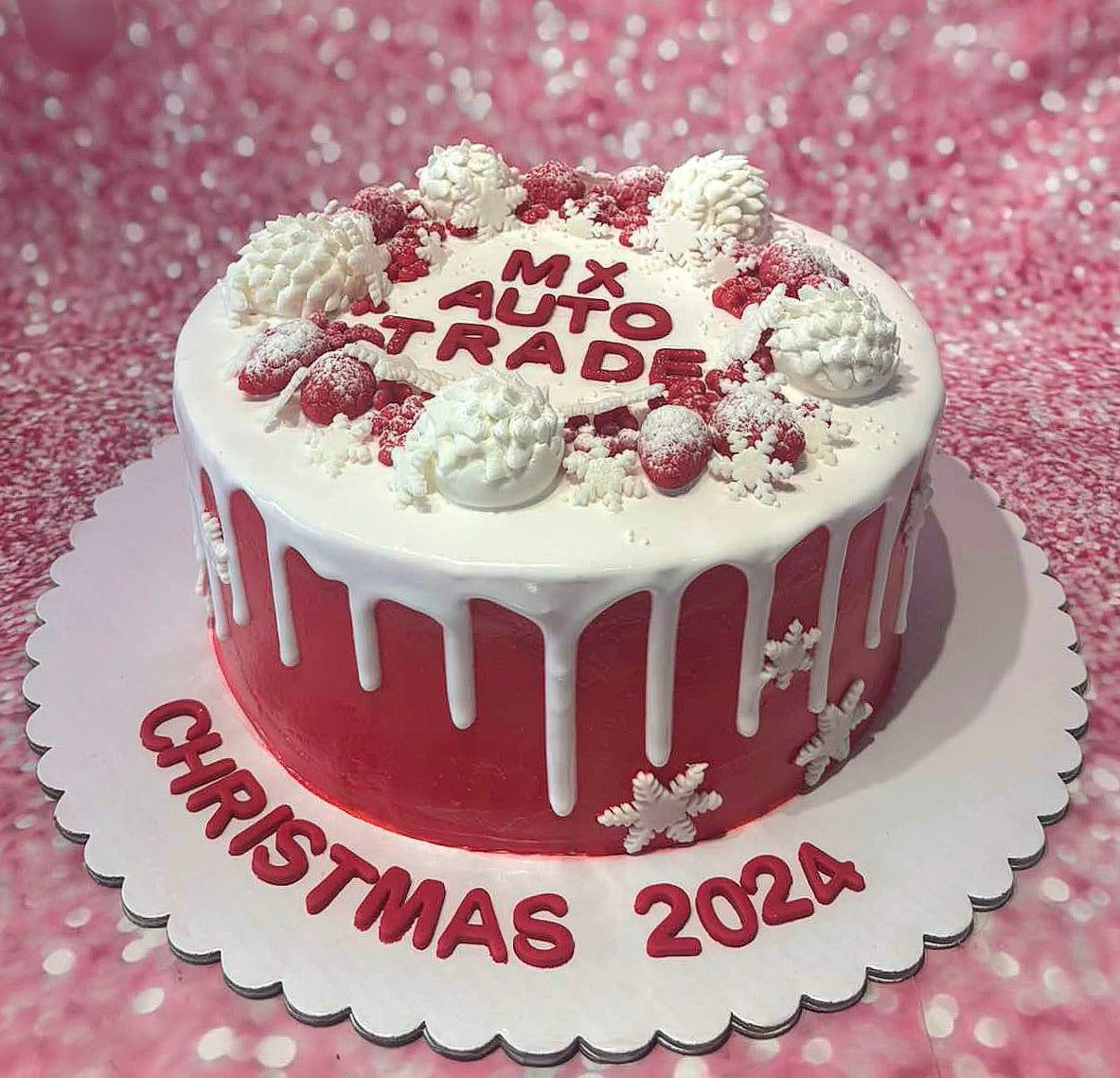 This stunning Christmas cake features a red and white drip design, adorned with delicate snowflakes and pine cones, complemented by fresh strawberries. Perfect for your Christmas party 2024, this one-tier masterpiece captures the holiday spirit beautifully.