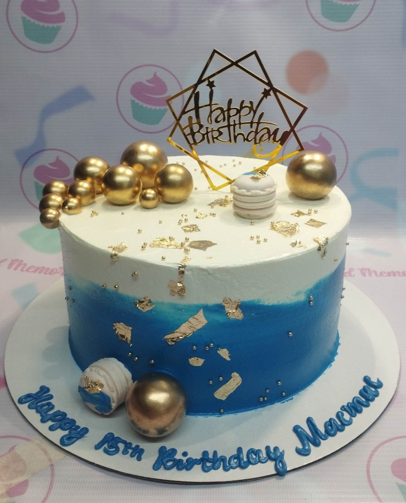 This customized Dad Cake is the perfect gift for the special man in your life. It features a light blue icing background decorated with golden streaks, stars, and spheres. The top is adorned with elegant macarons that create a beautiful contrast of colors and textures. Perfect for birthdays, Father's Day and any special occasion.