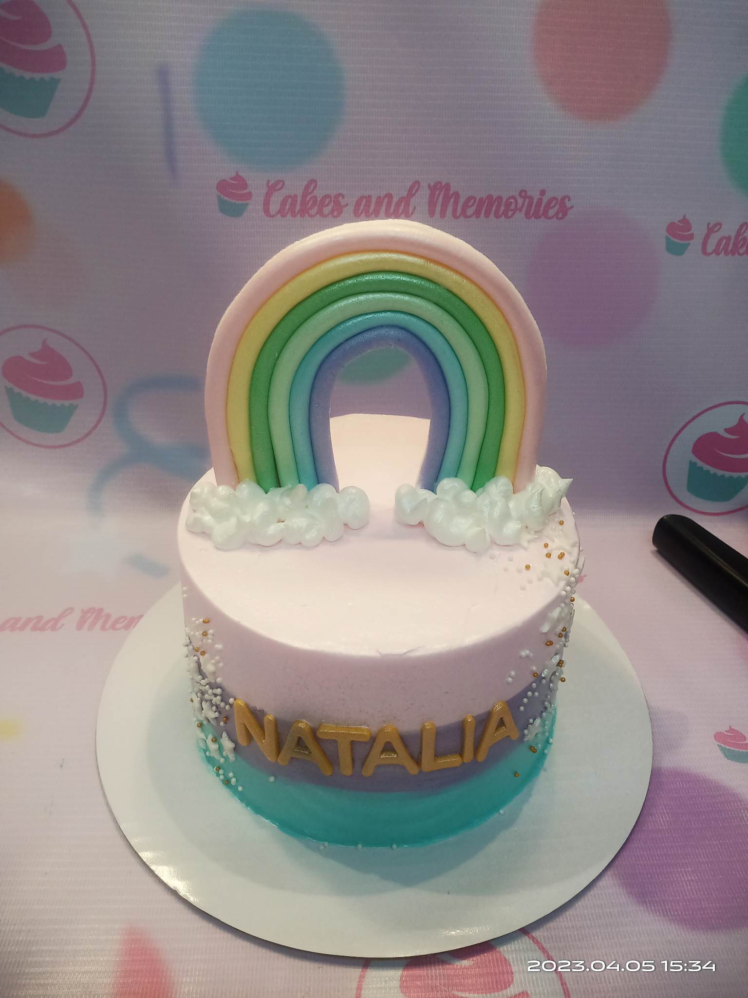 This custom decorated cake features a vivid rainbow pattern, comprised of various colors from pink, purple, blue, and more. It is perfect for celebrating a birthday, as it is full of rich colors and clouds that are sure to make your special day even more special. Its vibrant colors and unique design ensure a high-quality cake that will make any occasion memorable.