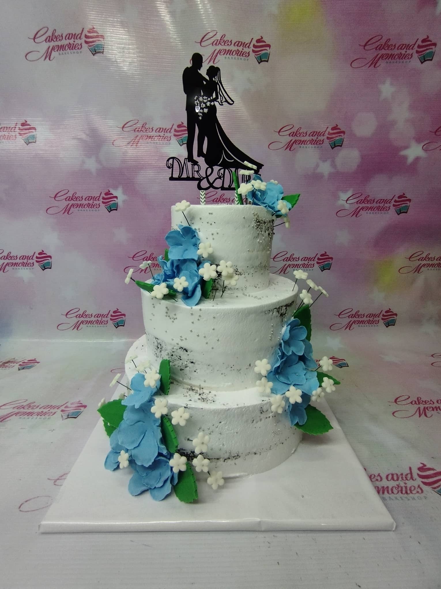 20 Hydrangea Wedding Cake Ideas We Love