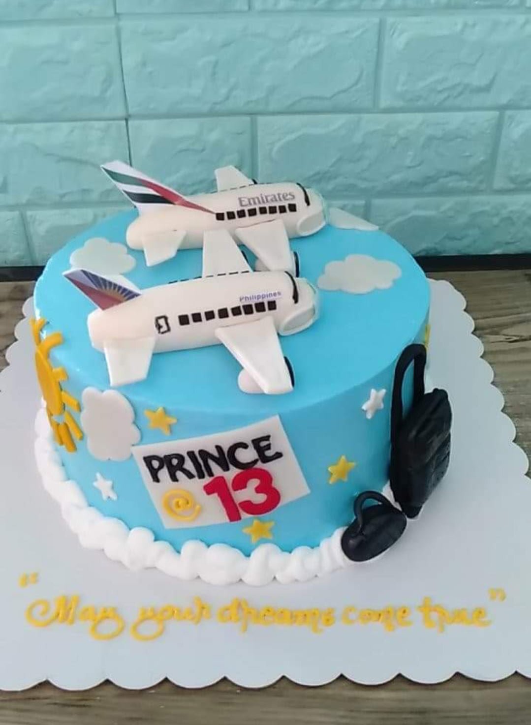 Minimalist Aeroplane Cake – Avalynn Cakes
