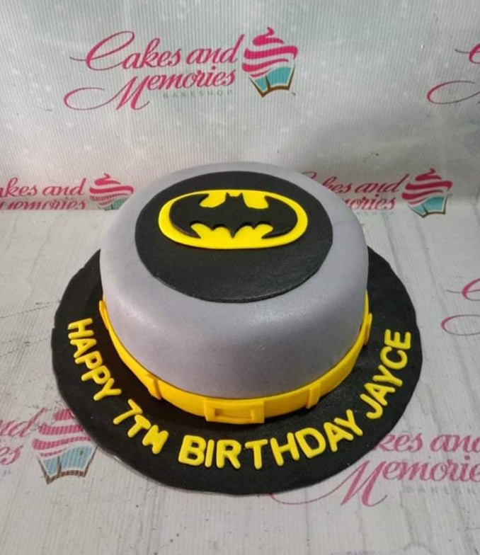 Batman birthday cake! The color in the buttercream came out unintentionally  cool. : r/cakedecorating