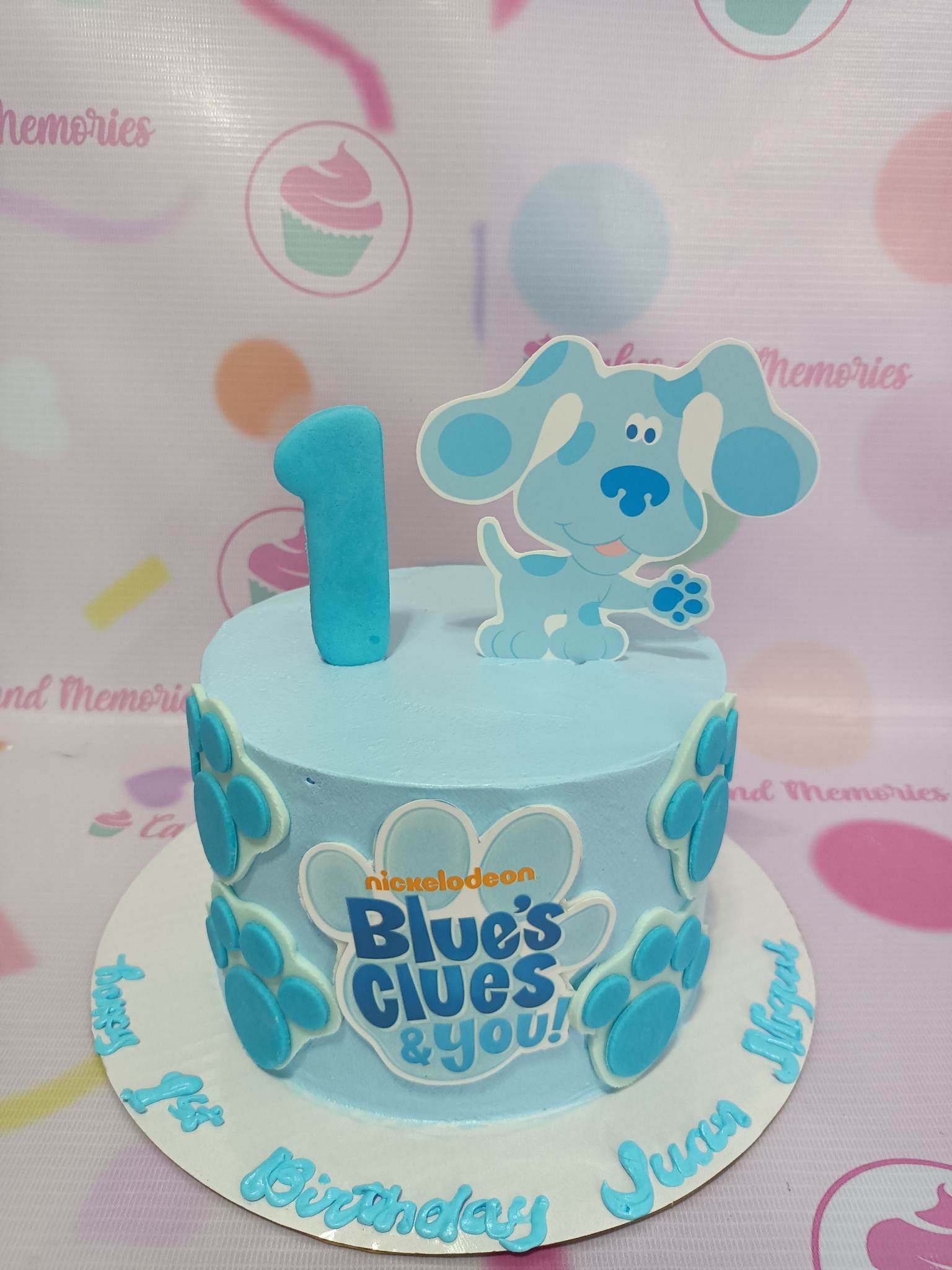 toddlers tv show

This custom decorated Blues Clues Cake is perfect for your kids and toddlers! Featuring blue paws on a vanilla or chocolate cake, this cake accurately replicates the popular TV show and will have your kids and toddlers in awe of its detailed design. Our cakes are of the highest quality and decorated with the freshest ingredients.