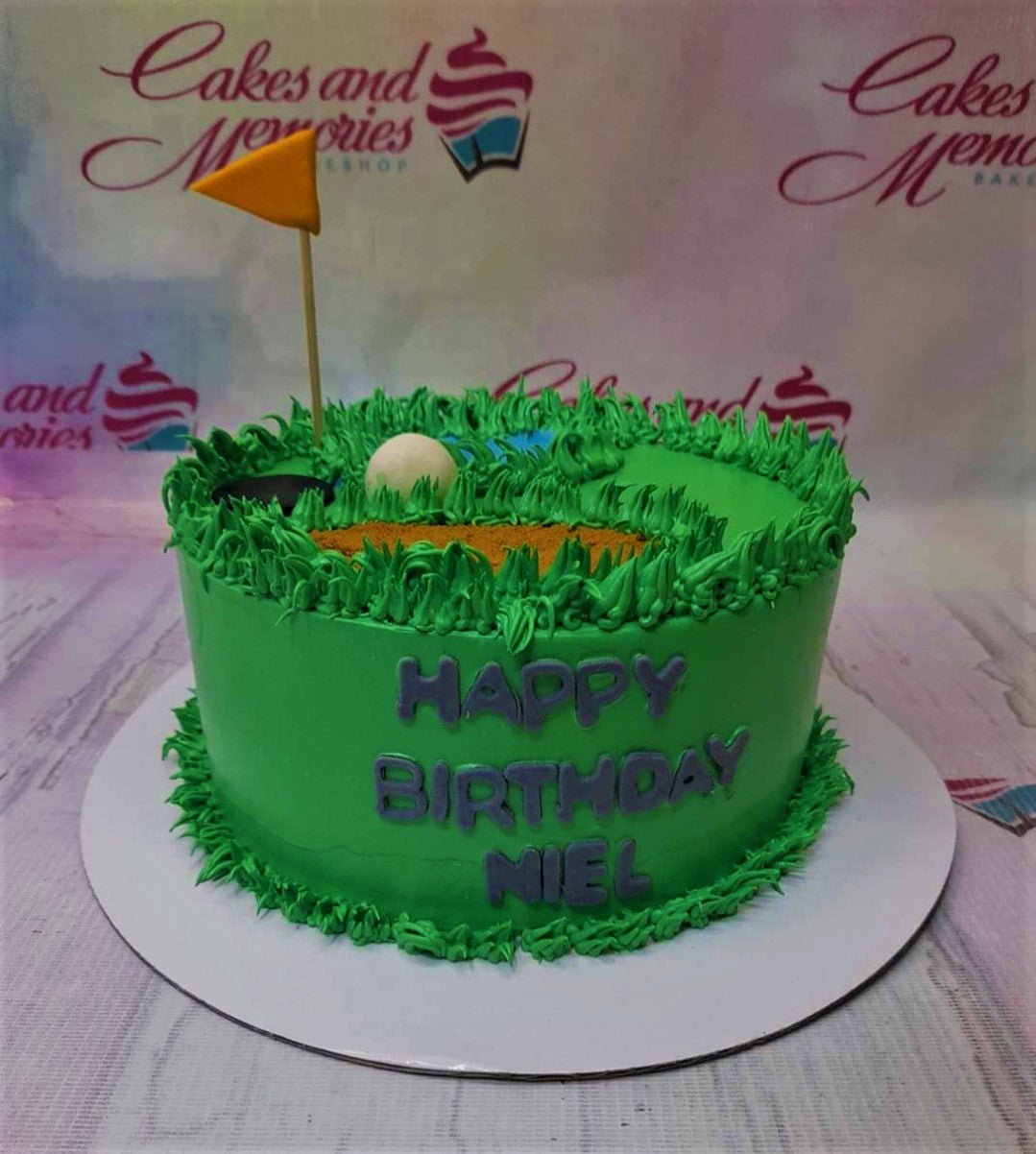 Simple and chic golf theme cake - Chickabug