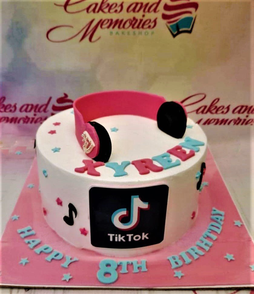 Tik tok lover custom cake, Food & Drinks, Gift Baskets & Hampers on  Carousell